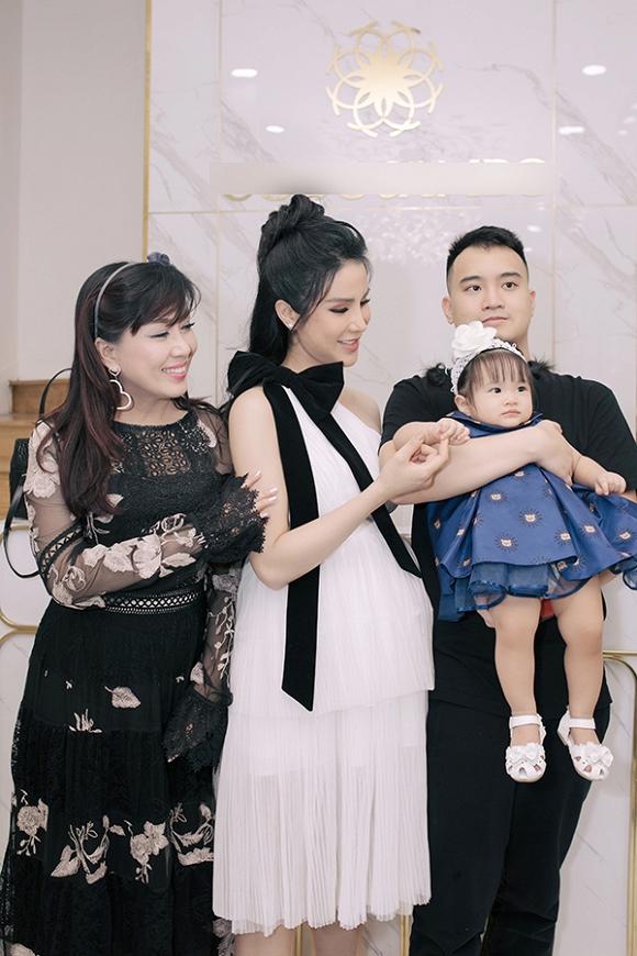 Nhã Phương - Bích Phương: Người khoe vòng 1 lấp ló, kẻ phô đôi chân cực phẩm dẫn đầu TOP SAO ĐẸP-7