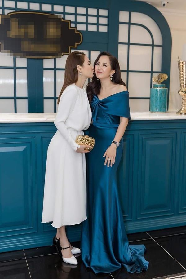 Cứ tưởng Nhã Phương ăn mặc kín đáo, ngờ đâu cô ấy lại khoe sườn, lộ ngực vô cùng táo bạo-1