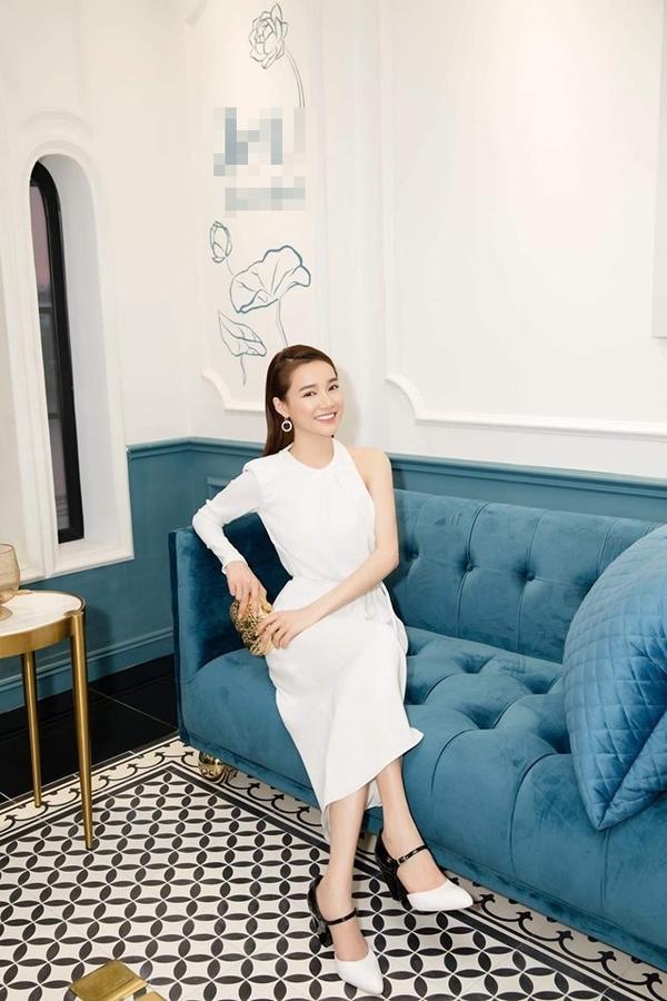 Cứ tưởng Nhã Phương ăn mặc kín đáo, ngờ đâu cô ấy lại khoe sườn, lộ ngực vô cùng táo bạo-3