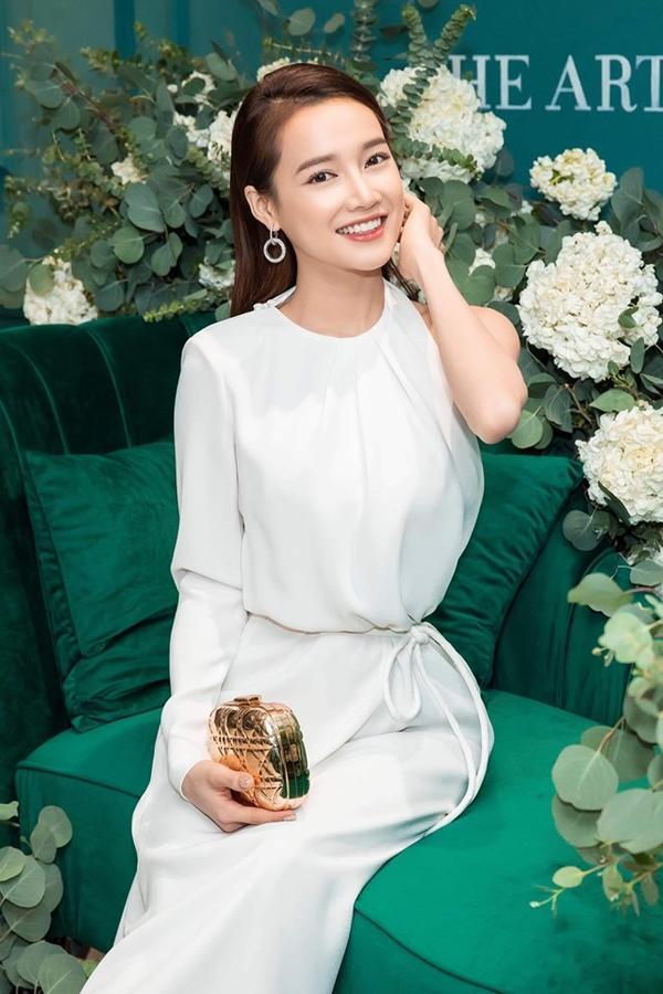 Cứ tưởng Nhã Phương ăn mặc kín đáo, ngờ đâu cô ấy lại khoe sườn, lộ ngực vô cùng táo bạo-4