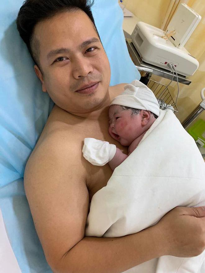 Là con trai trưởng nhưng vợ chỉ sinh 2 con gái, anh chồng nói 1 câu làm cả mạng xã hội dậy sóng-3