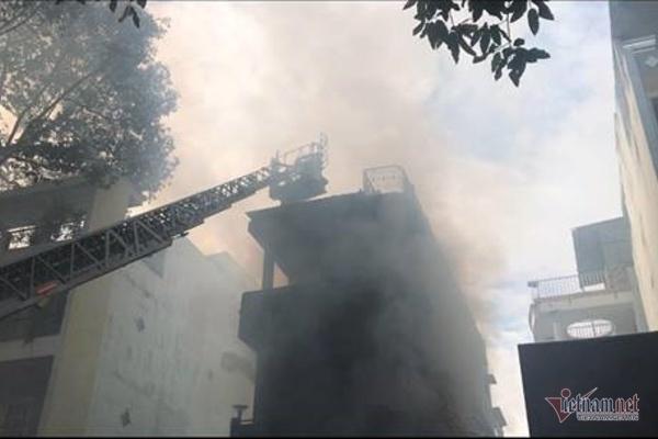 Cháy nghi ngút nhà 4 tầng giữa phố thời trang sầm uất bậc nhất Sài Gòn-2