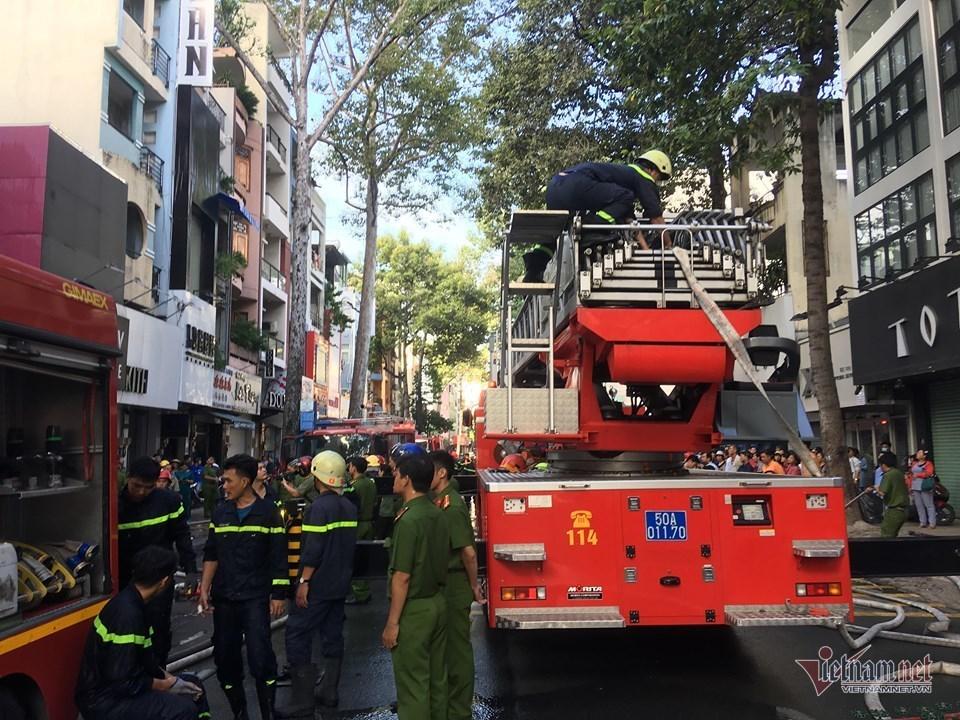 Cháy nghi ngút nhà 4 tầng giữa phố thời trang sầm uất bậc nhất Sài Gòn-3
