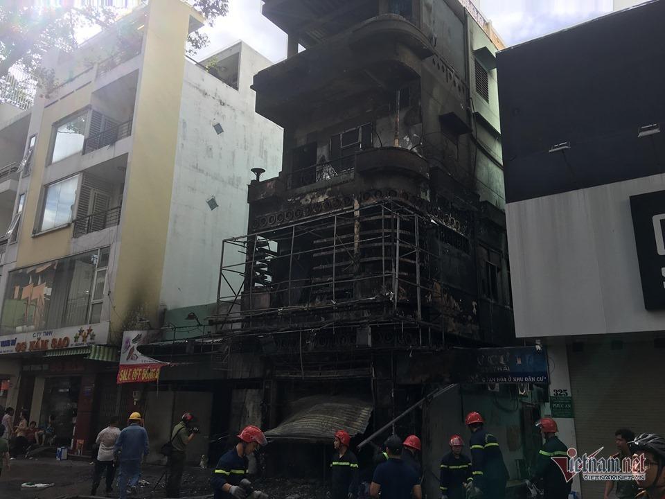 Cháy nghi ngút nhà 4 tầng giữa phố thời trang sầm uất bậc nhất Sài Gòn-4