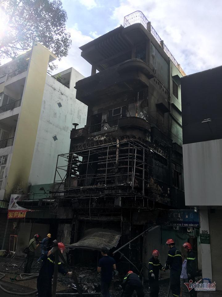 Cháy nghi ngút nhà 4 tầng giữa phố thời trang sầm uất bậc nhất Sài Gòn-5