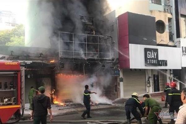 Cháy nghi ngút nhà 4 tầng giữa phố thời trang sầm uất bậc nhất Sài Gòn-1