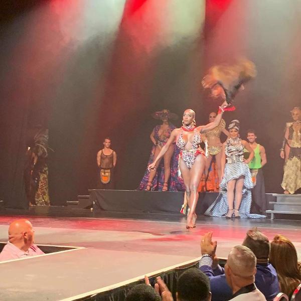 Hoa hậu chuyển giới Quốc tế xuất hiện với đầu trọc, biểu diễn phản cảm-1