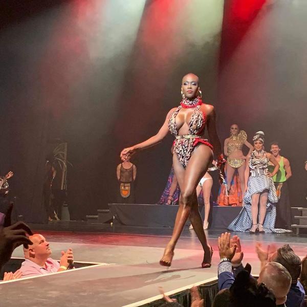 Hoa hậu chuyển giới Quốc tế xuất hiện với đầu trọc, biểu diễn phản cảm-2