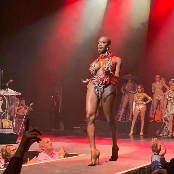 Hoa hậu chuyển giới Quốc tế xuất hiện với đầu trọc, biểu diễn phản cảm-3