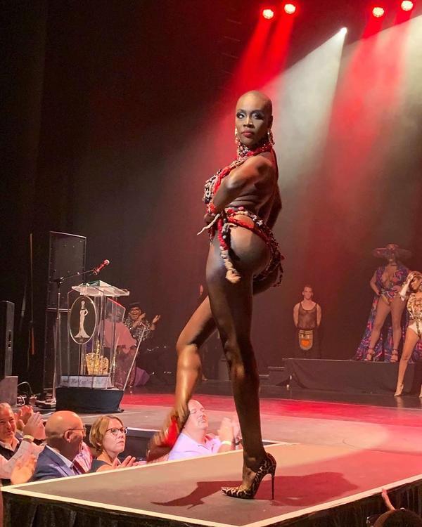 Hoa hậu chuyển giới Quốc tế xuất hiện với đầu trọc, biểu diễn phản cảm-4