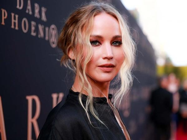 Jennifer Lawrence sinh ngày 5/8/1990. Khi mới 20 tuổi, cô nổi lên như một hiện tượng sau khi đóng Winter's Bone - bộ phim giúp cô được đề cử giải Oscar. Hai năm sau đó, 