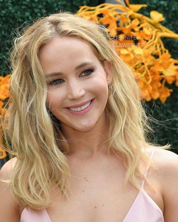 Sự nghiệp điện ảnh của Jennifer Lawrence được đánh giá rực rỡ, trải đầy hoa hồng. Những thành công lớn đã khiến cô được Rolling Stone tôn vinh là Nữ diễn viên trẻ tài năng nhất nước Mỹ. Theo thông tin từ tạp chí Variety, sau X-Men: Phượng hoàng bóng tối, Lawrence sẽ đóng chính kiêm vai trò sản xuất bộ phim Mob Girl, dự kiến ra rạp năm 2020. Bên cạnh diễn xuất, nhan sắc xinh đẹp, có chút hoang dại và lạnh lùng của nữ diễn viên cũng là điều thu hút người đối diện.