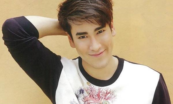 Nadech Kugimiya vai cụ giáo Achira: Trong Vì sao đưa anh tới, cụ giáo là một chàng trai ngoài hành tinh tới trái đất trong triều đại Joseon và bị mắc kẹt suốt 4 thế kỷ. Nhân vật này sở hữu vẻ ngoài hoàn hảo, không già đi theo năm tháng. Ở phiên bản Thái Lan, người đảm nhận vai diễn quan trọng này là diễn viên trẻ Nadech Kugimiya, sinh năm 1991.