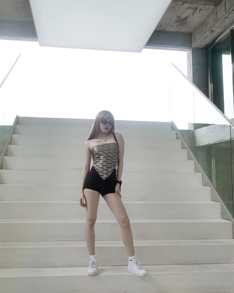 Thiều Bảo Trâm lấy khăn làm áo giống Lisa còn khéo đá xéo loạt mỹ nhân thích photoshop đến méo tường-6