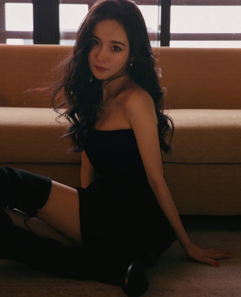 Thời trang hở trên ngắn dưới gây ngỡ ngàng của Dương Mịch sau khi ly hôn Lưu Khải Uy-1