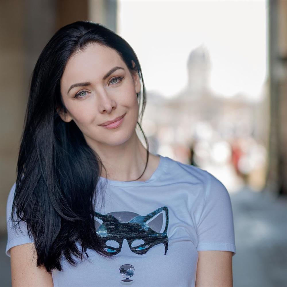 Bản tin Hoa hậu Hoàn vũ 5/9: Miss Universe gây hoang mang với chiều cao ngang ngửa danh hài Việt Hương-4