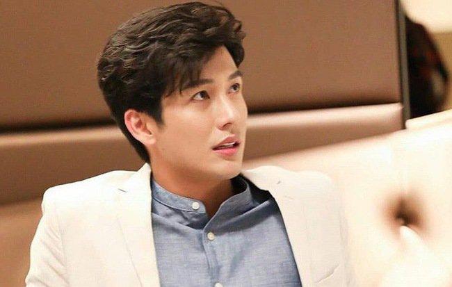 Vô tình thấy chiếc váy quen trong phòng bố, tôi quỵ ngã chia tay bạn gái ngoan hiền-1