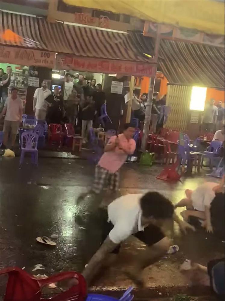 Nữ nhân viên cầm mã tấu chém đối thủ vụ hỗn chiến ở phố tây Sài Gòn-2
