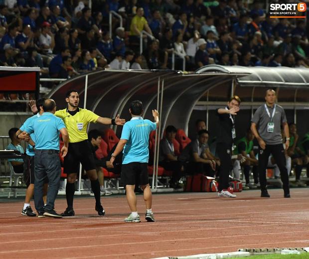 Ở ngoài đường biên, HLV Park Hang Seo bất ngờ nhận thẻ vàng vì lý do đặc biệt-1