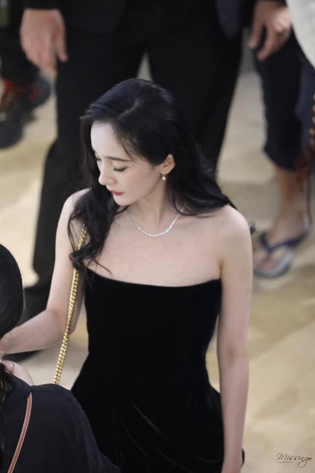 Thời trang hở trên ngắn dưới gây ngỡ ngàng của Dương Mịch sau khi ly hôn Lưu Khải Uy-6