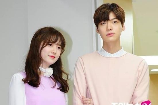 Người quen tiết lộ lí do Ahn Jae Hyun giữ im lặng mặc cho Goo Hye Sun đăng đàn tố ngoại tình