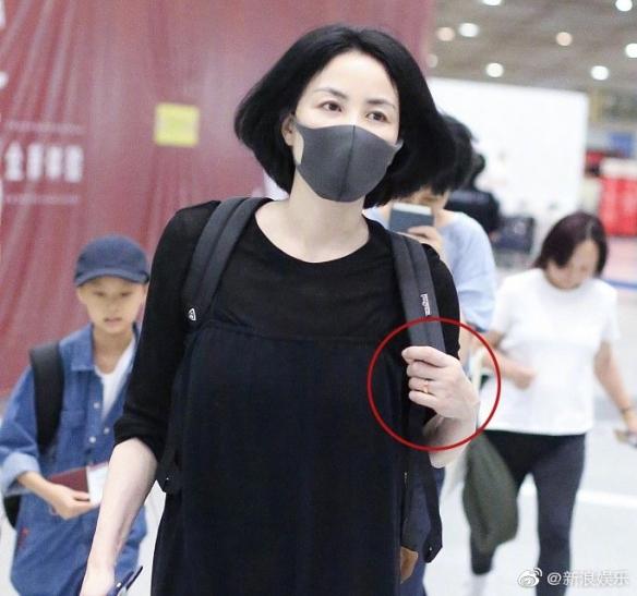 Vương Phi đeo nhẫn lạ làm rộ tin chuẩn bị kết hôn với Tạ Đình Phong-2