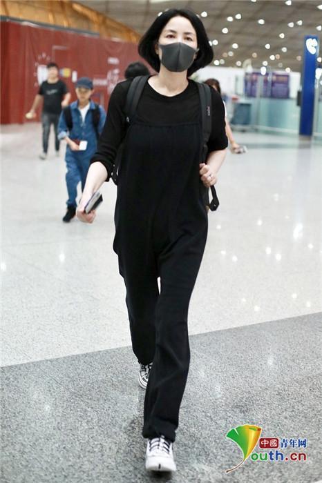 Vương Phi đeo nhẫn lạ làm rộ tin chuẩn bị kết hôn với Tạ Đình Phong-3