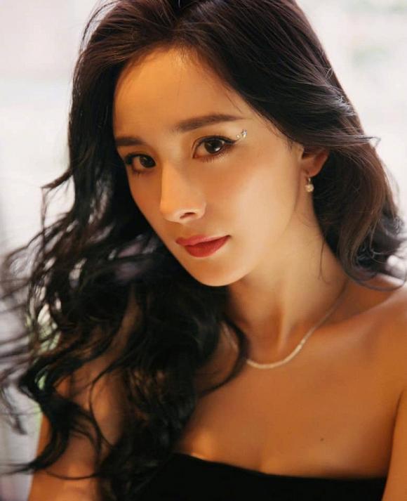 Mảnh dẻ là vậy nhưng Dương Mịch vẫn sở hữu khuôn ngực khủng đốt mắt người nhìn-3