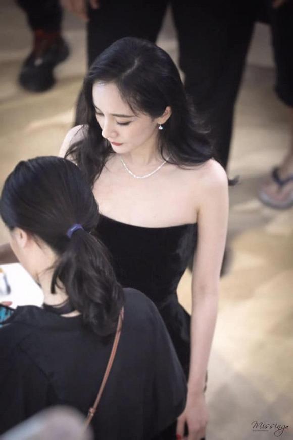 Mảnh dẻ là vậy nhưng Dương Mịch vẫn sở hữu khuôn ngực khủng đốt mắt người nhìn-6