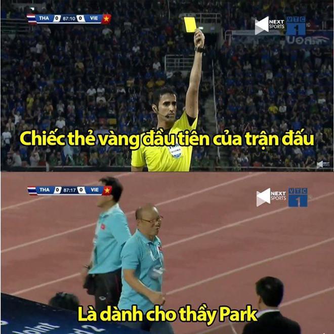 Ảnh chế HLV Park Hang Seo ăn thẻ vàng vì bênh học trò-7