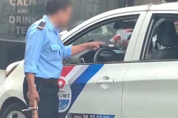 Clip: Bị bảo vệ cấm không cho đỗ xe trước cửa quán, tài xế taxi nổi đóa rút gậy 3 khúc đuổi đánh-1