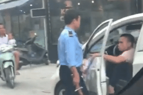 Clip: Xe tải đang vào cua ở ngã 3 đường, một người phụ nữ tự nhiên lao ra nằm dưới bánh xe-2