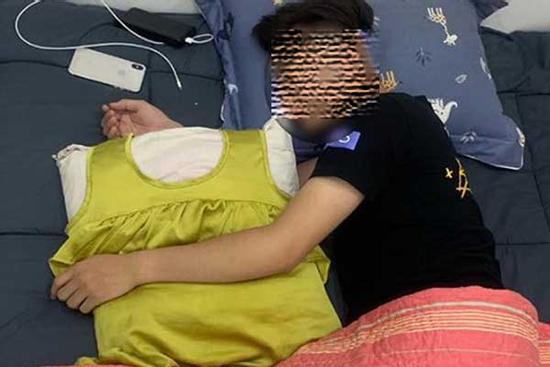 Chia tay đã 1 năm, chàng trai vẫn giữ váy của bạn gái để ôm ngủ mỗi đêm, nhìn chiếc váy ai cũng...  hốt