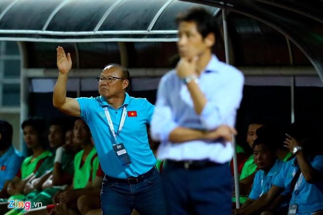 Ảnh chế con nào cha nấy của cầu thủ và bố Park sau trận gặp Thái Lan-2