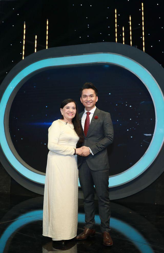 Xúc động nghe MC Hạnh Phúc lần đầu song ca cùng mẹ-3
