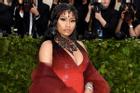 Cận cảnh quá trình sáng tạo mẫu váy hở ngực của Nicki Minaj