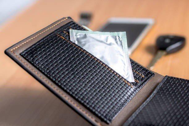 Vô tình mở ví chồng, thứ được nhét gọn trong kẽ khiến vợ giật mình thảng thốt-2