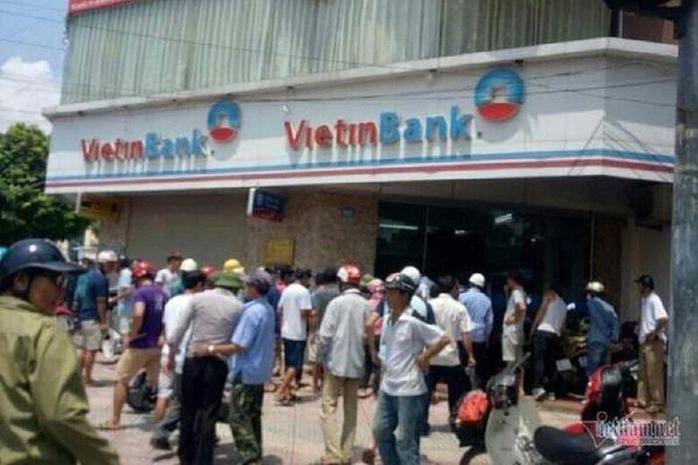 Cựu công an bịt mặt nổ súng tại Vietcombank, sao khởi tố tội gây rối?-3