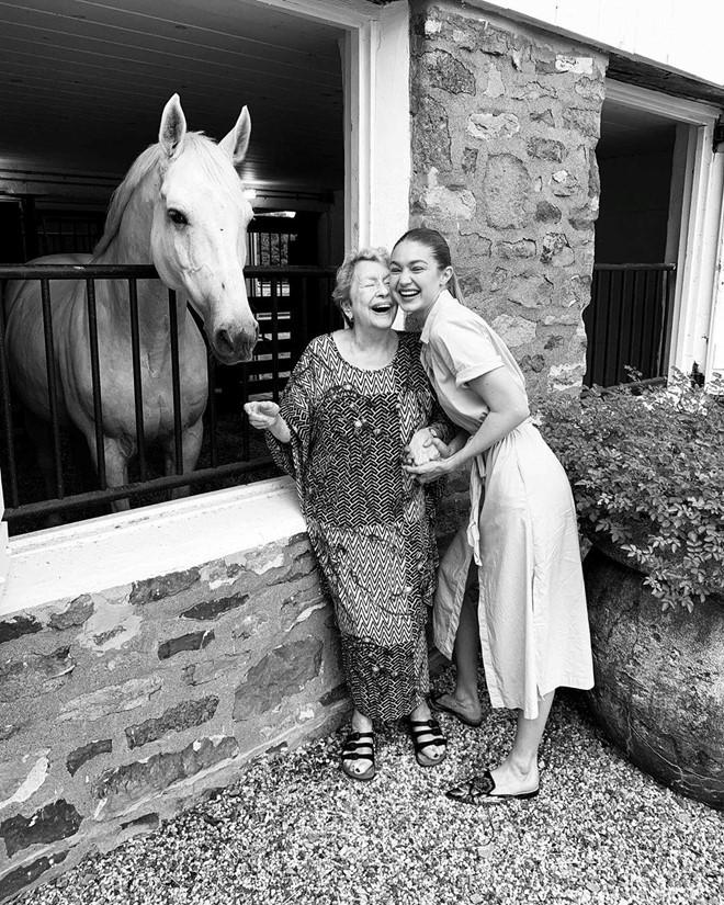 Chị em Gigi Hadid bị chỉ trích vì tươi cười trong đám tang bà ngoại-3