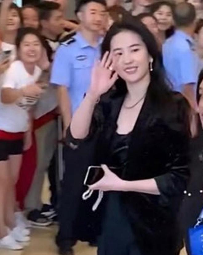 Lưu Diệc Phi khác lạ trong ảnh chưa qua chỉnh sửa-1