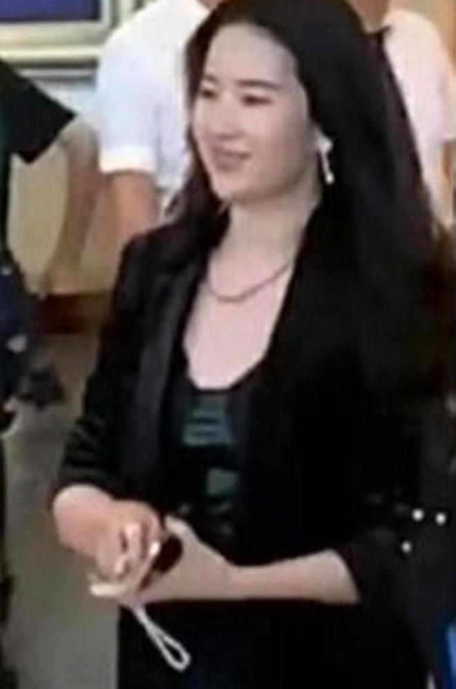 Lưu Diệc Phi khác lạ trong ảnh chưa qua chỉnh sửa-2