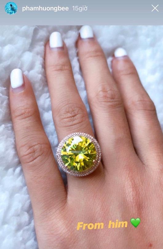 Vừa công khai ảnh khóa môi bạn trai, Phạm Hương lại khoe được tặng nhẫn kim cương tiền tỉ-2