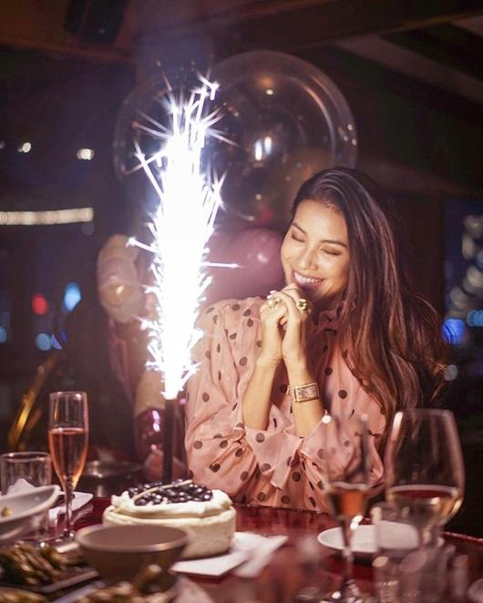 Vừa công khai ảnh khóa môi bạn trai, Phạm Hương lại khoe được tặng nhẫn kim cương tiền tỉ-1