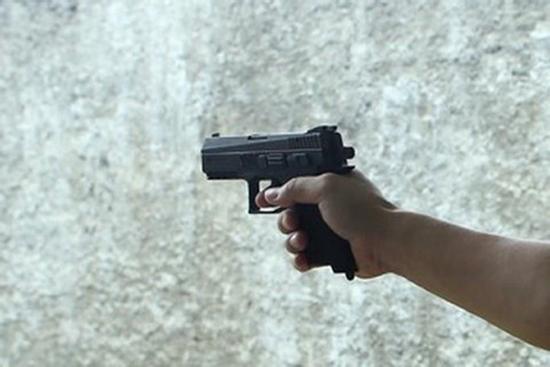 Vợ chở sát thủ đến quán nhậu bắn chồng