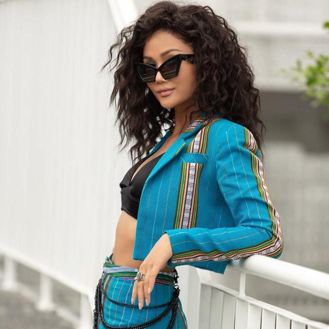 Chán mặc hở vòng một, mỹ nhân Việt chạy theo trend khoe eo, cơ bụng-1