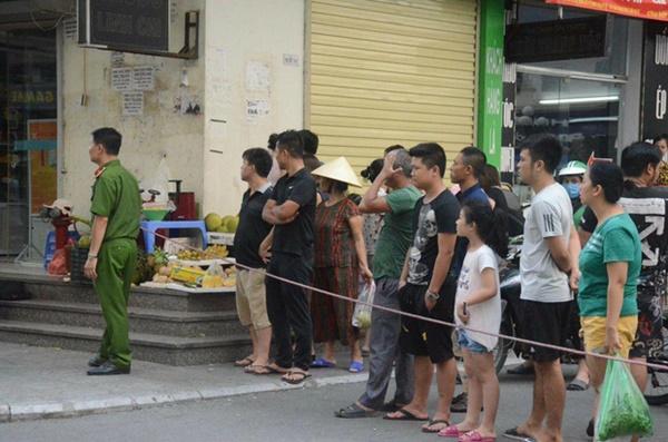 Nhân chứng sợ hãi kể lại vụ nổ khiến 4 người bị thương ở Chung cư HH Linh Đàm: Bưu phẩm được bọc cẩn thận, vừa mở thì phát nổ...-2