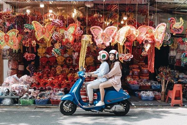 Con đường rợp đèn lồng đón Trung thu giữa lòng Hà Nội-6