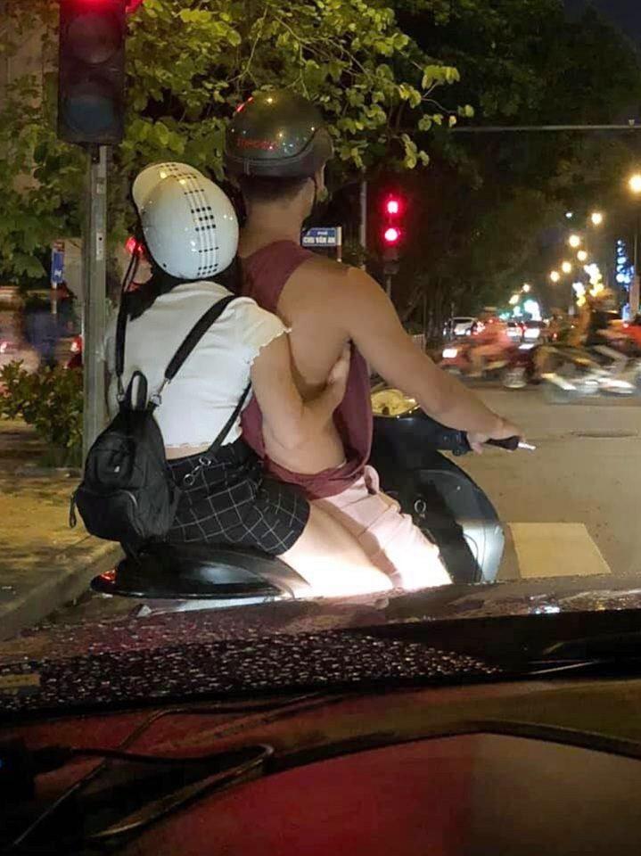 Thanh niên mặc chiếc áo kì lạ ra đường nhưng bàn tay hư hỏng của cô gái mới là thứ đáng chú ý-2