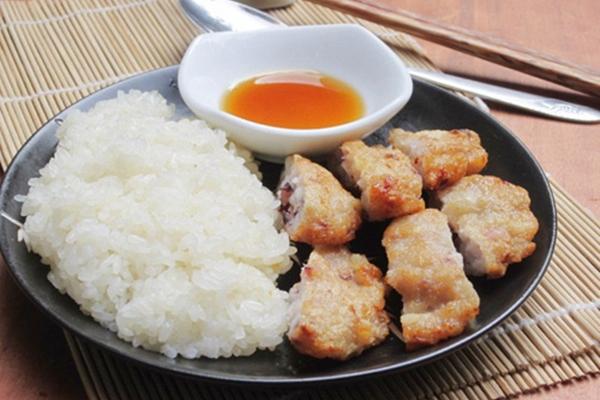 Cá heo liên tục nhảy trên mặt nước cảm ơn ngư dân thả con mình-1