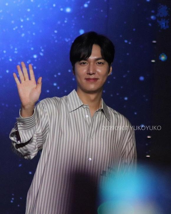 Vừa cười vừa bắn tim thế này bảo sao Lee Min Ho lại khiến dân tình điên đảo đến vậy-2